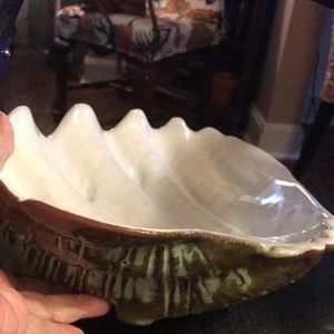 Frankoma traditional green and pure white clamshell serving bowl.
